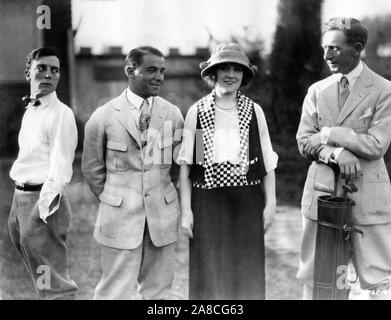 BUSTER KEATON sur son franc jeu de grande dame MARGARET LEAHY et visiter des champions de golf GENE SARAZEN (à gauche)et JOCK HUTCHISON (à droite) pendant le tournage de trois âges 1923 administration Edward F. Cline et Buster Keaton présentateur Joseph M. Schenck Buster Keaton Productions / Metro Pictures Corporation Banque D'Images