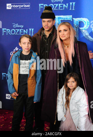 Hollywood, Californie, USA 7 novembre 2019 Bronx Wentz, Evan Ross, Ashlee Simpson et Jagger Snow Ross assister à la première mondiale de Disney "gelé 2' le 7 novembre 2019 au Kodak Theater à Hollywood, Californie, USA. Photo de Barry King/Alamy Live News Banque D'Images