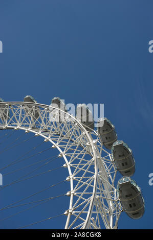 Londres - le 30 septembre 2011 : Le London Eye, la grande roue la plus haute en Europe, les courbes contre ciel bleu clair. Banque D'Images