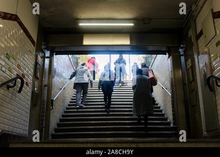 Les passagers à la sortie du métro Solférino escaliers à paris france Banque D'Images