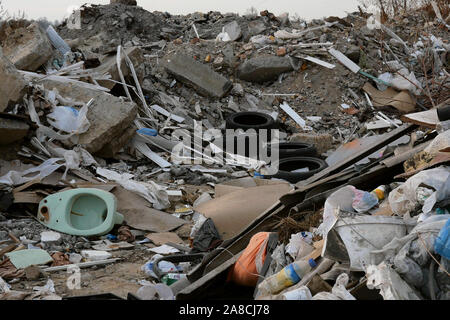 Déchets industriels et ménagers. Gros tas d'ordures. Les dégradés. Sale et des déchets de puanteur dans trash dump ou d'enfouissement. Concept des dommages environnementaux. C Banque D'Images