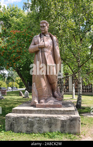 Monument à Joseph Staline, entourée d'arbres en été dans les parcs de Muzeon des arts Banque D'Images