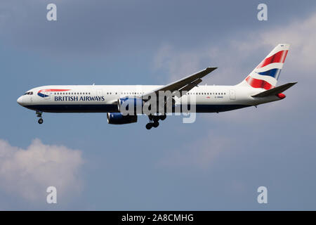 LONDON / UNITED KINGDOM - Juillet 14, 2018 : British Airways Boeing 767-300 G-BNWB avion du passager à l'atterrissage à l'aéroport London Heathrow Banque D'Images