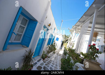 Vue sur le passage étroit typique de l'île grecque avec des bleus et blancs méditerranéens lumineux à Mykonos, Grèce Banque D'Images