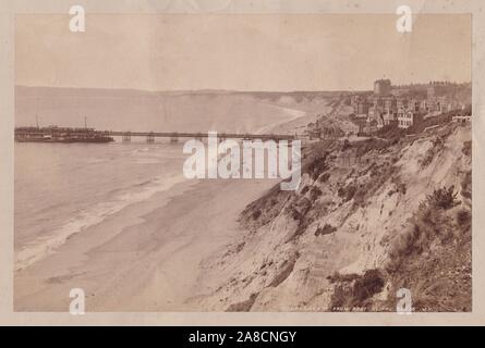 Années 1900, photo en noir et blanc de la jetée d'East Cliff. Banque D'Images