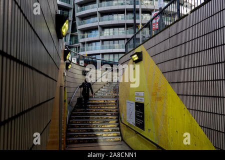 Avec la nouvelle architecture appartement au-dessus d'eux, les londoniens utilisent le passage souterrain menant à l'ancienne Street station à Shoreditch, le 5 novembre 2019, à Londres, en Angleterre. Banque D'Images