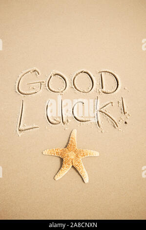 Bonne Chance ! message manuscrit sur la plage avec des étoiles de chance sur un espace de copie de sable lisse Banque D'Images