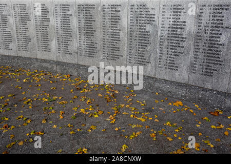 Parmi les feuilles d'automne sont les noms de WW2 à l'équipage de l'air polonaise Polish War Memorial, le 6 novembre 2019, dans la région de South Ruislip, Northolt, Londres, Angleterre. Le Polish War Memorial est à la mémoire des aviateurs de la Pologne qui a servi dans la Royal Air Force en tant que partie de la contribution polonaise à la seconde guerre mondiale. Le mémorial a été conçu par Mieczyslaw Lubelski, qui avait été interné dans un camp de travaux forcés pendant la guerre. Il est construit à partir de la pierre de Portland avec lettrage en bronze et un aigle de bronze, symbole de l'Armée de l'Air polonaise. L'intention initiale était d'enregistrer les noms de tous ceux d'un Polonais Banque D'Images