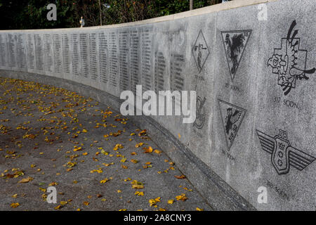 Parmi les feuilles d'automne sont les noms de WW2 à l'équipage de l'air polonaise Polish War Memorial, le 6 novembre 2019, dans la région de South Ruislip, Northolt, Londres, Angleterre. Le Polish War Memorial est à la mémoire des aviateurs de la Pologne qui a servi dans la Royal Air Force en tant que partie de la contribution polonaise à la seconde guerre mondiale. Le mémorial a été conçu par Mieczyslaw Lubelski, qui avait été interné dans un camp de travaux forcés pendant la guerre. Il est construit à partir de la pierre de Portland avec lettrage en bronze et un aigle de bronze, symbole de l'Armée de l'Air polonaise. L'intention initiale était d'enregistrer les noms de tous ceux d'un Polonais Banque D'Images