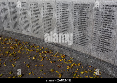 Parmi les feuilles d'automne sont les noms de WW2 à l'équipage de l'air polonaise Polish War Memorial, le 6 novembre 2019, dans la région de South Ruislip, Northolt, Londres, Angleterre. Le Polish War Memorial est à la mémoire des aviateurs de la Pologne qui a servi dans la Royal Air Force en tant que partie de la contribution polonaise à la seconde guerre mondiale. Le mémorial a été conçu par Mieczyslaw Lubelski, qui avait été interné dans un camp de travaux forcés pendant la guerre. Il est construit à partir de la pierre de Portland avec lettrage en bronze et un aigle de bronze, symbole de l'Armée de l'Air polonaise. L'intention initiale était d'enregistrer les noms de tous ceux d'un Polonais Banque D'Images