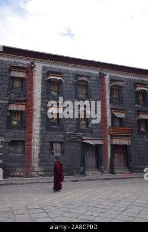 Le moine bouddhiste à l'intérieur du monastère de Sakya, comté de Tingri, Tibet - Chine Banque D'Images