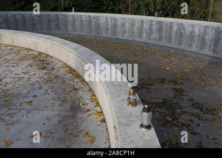 Parmi les feuilles d'automne sont les noms de WW2 à l'équipage de l'air polonaise Polish War Memorial, le 6 novembre 2019, dans la région de South Ruislip, Northolt, Londres, Angleterre. Le Polish War Memorial est à la mémoire des aviateurs de la Pologne qui a servi dans la Royal Air Force en tant que partie de la contribution polonaise à la seconde guerre mondiale. Le mémorial a été conçu par Mieczyslaw Lubelski, qui avait été interné dans un camp de travaux forcés pendant la guerre. Il est construit à partir de la pierre de Portland avec lettrage en bronze et un aigle de bronze, symbole de l'Armée de l'Air polonaise. L'intention initiale était d'enregistrer les noms de tous ceux d'un Polonais Banque D'Images