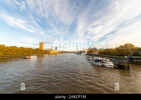 Tamise en regardant vers le pont de Westminster avec Palais de Westminster, le Parlement, et la rivière bateaux amarrés près de Lambeth Bridge Banque D'Images