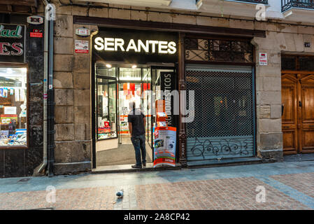 Bilbao, Espagne - le 16 septembre 2019. La façade de l'atelier d'électronique Serantes sur rue Harategi Zahar Kalea. Banque D'Images