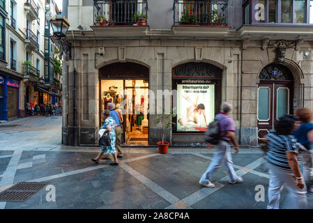 Bilbao, Espagne - le 16 septembre 2019. La façade de la boutique de vêtements sur Antitaurino street fait Jakue Karrera. Banque D'Images