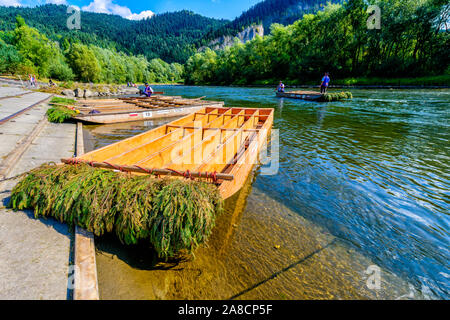 Sromowce Nizne, Pologne - 26 août, 2015 ; traditionnel du rafting sur la rivière Dunajec sur des bateaux en bois. Le rafting est très populaire attraction touristique de Banque D'Images