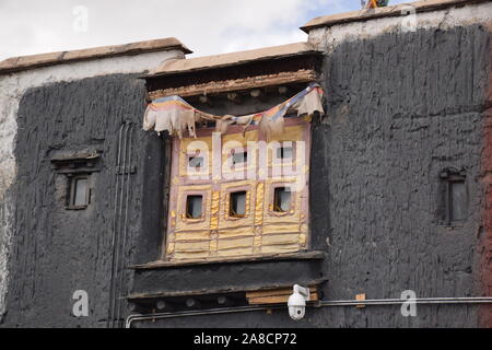 Des fenêtres dans le monastère de Sakya Xigazê à proximité dans le comté de Tingri, Tibet - Chine Banque D'Images