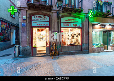 Bilbao, Espagne - le 16 septembre 2019. La façade de la farmacy Uriarte sur Harategi rue Zahar Kalea. Banque D'Images