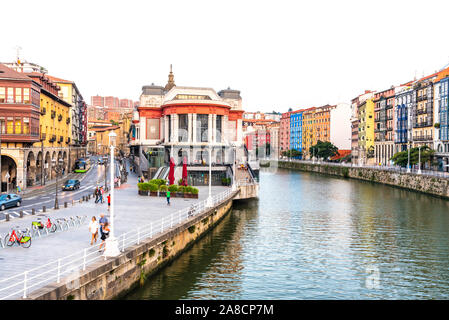 Bilbao, Espagne - le 16 septembre 2019. Vue de la rivière de Bilbao, le marché historique de La Ribera et la rue Erribera kalea sur la gauche. Banque D'Images