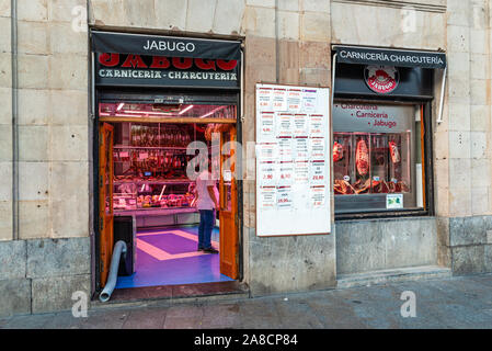 Bilbao, Espagne - le 16 septembre 2019. La façade de la boucherie Carnicerias Jabugo Charcuterias sur la rue Erribera Kalea. Banque D'Images