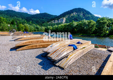 Sromowce Nizne, Pologne - 26 août, 2015 ; traditionnel du rafting sur la rivière Dunajec sur des bateaux en bois. Le rafting est très populaire attraction touristique de Banque D'Images