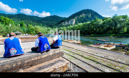 Sromowce Nizne, Pologne - 26 août, 2015 ; traditionnel du rafting sur la rivière Dunajec sur des bateaux en bois. Le rafting est très populaire attraction touristique de Banque D'Images