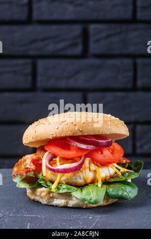 Vue verticale de la Turquie sur les pains hamburgers faits maison avec du fromage râpé en, croustillant de lard grillé, tomates, épinards, l'oignon rouge sur un co Banque D'Images