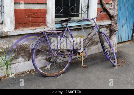 Un vieux vélo repeint près de la maison Banque D'Images