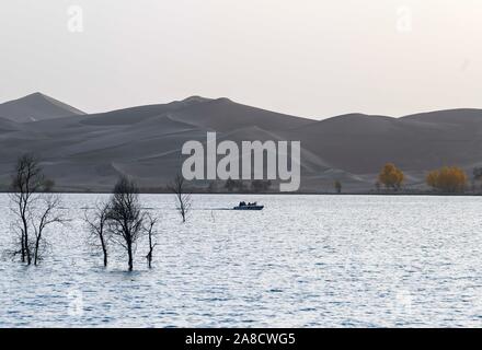 (191108) -- URUMQI, 8 novembre 2019 (Xinhua) -- Les touristes prendre un bateau qu'ils visitent un desert Lake dans le nord-ouest de la Chine, du comté de Yuli est la région autonome du Xinjiang Uygur, le 25 octobre 2019. Le nombre de touristes dans le nord-ouest de la Chine, la Région autonome du Xinjiang Uygur a dépassé 200 millions de janvier à octobre de cette année, en hausse de 42,62 pour cent d'année en année, selon les autorités locales. (Xinhua/Zhao Ge) Banque D'Images