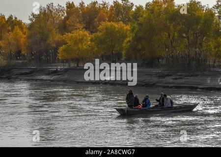 (191108) -- URUMQI, 8 novembre 2019 (Xinhua) -- Les touristes prendre un bateau sur le fleuve Tarim, dans le nord-ouest de la région autonome Uygur du Xinjiang, le 25 octobre 2019. Le nombre de touristes dans le nord-ouest de la Chine, la Région autonome du Xinjiang Uygur a dépassé 200 millions de janvier à octobre de cette année, en hausse de 42,62 pour cent d'année en année, selon les autorités locales. (Xinhua/Zhao Ge) Banque D'Images