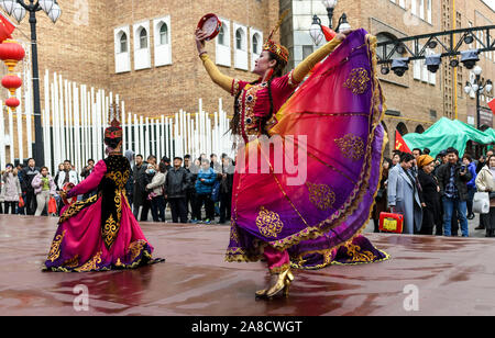 (191108) -- URUMQI, 8 novembre 2019 (Xinhua) -- Les touristes regarder danser au Xinjiang Grand Bazar International d'Urumqi, dans le nord-ouest de la Chine, la Région autonome du Xinjiang Uygur, 7 novembre, 2019. Le nombre de touristes dans le nord-ouest de la Chine, la Région autonome du Xinjiang Uygur a dépassé 200 millions de janvier à octobre de cette année, en hausse de 42,62 pour cent d'année en année, selon les autorités locales. (Xinhua/Wang Fei) Banque D'Images