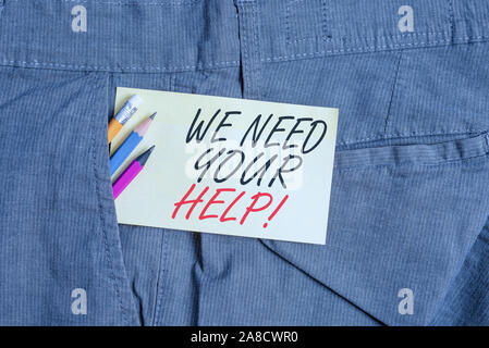 Écrit remarque montrant Nous avons besoin de votre aide. Concept d'affaires pour demander à quelqu'un de se tenir avec vous contre la difficulté d'écriture et jaune remarque pap Banque D'Images