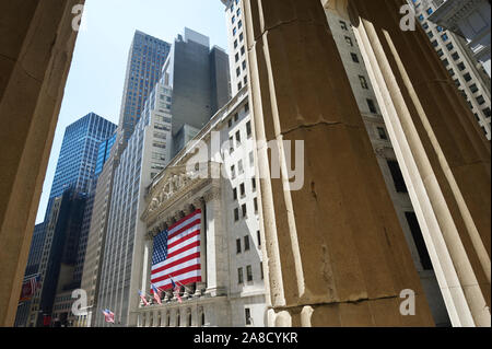 NEW YORK - 7 août 2010 : un drapeau américain domine l'extérieur de la Bourse de New York, qui a ouvert ses portes en 1903. Banque D'Images