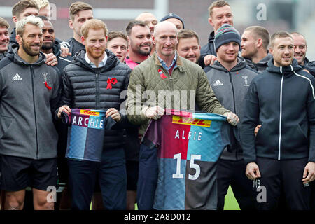 Le duc de Sussex est titulaire d'un Harlequins rugby jersey avec le nom de son fils sur elle alors qu'il assiste à un événement Terrence Higgins Trust avec l'ancien capitaine de rugby du Pays de Galles Gareth Thomas (centre droit) au Twickenham Stoop, National, en amont de la semaine de dépistage du VIH. Banque D'Images