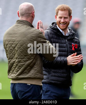 Le duc de Sussex (à droite) assiste à un événement Terrence Higgins Trust avec l'ancien capitaine de rugby du Pays de Galles Gareth Thomas (à gauche) au Twickenham Stoop, National, en amont de la semaine de dépistage du VIH. Banque D'Images