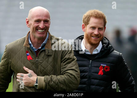 Le duc de Sussex (à droite) assiste à un événement Terrence Higgins Trust avec l'ancien capitaine de rugby du Pays de Galles Gareth Thomas (à gauche) au Twickenham Stoop, National, en amont de la semaine de dépistage du VIH. Banque D'Images