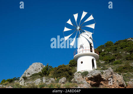 Tzermiado, Lassithi, Crète, Grèce. Moulin à vent sur le plateau de Lassithi. Banque D'Images