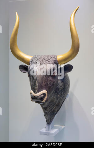 Héraklion, Crète, Grèce. Tête de taureau rhyton en pierre sur l'affichage dans le musée archéologique d'Héraklion. Banque D'Images