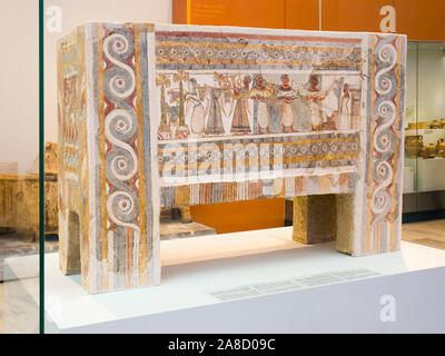 Héraklion, Crète, Grèce. L'Agia Triada sarcophage richement décorés sur l'affichage dans le musée archéologique d'Héraklion. Banque D'Images