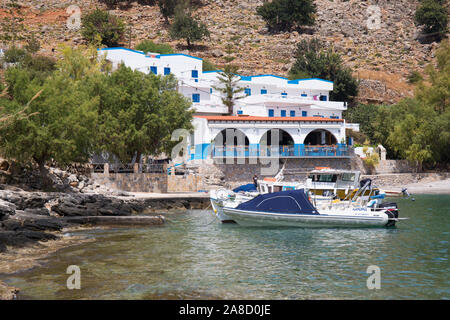 Loutro, la Canée, Crète, Grèce. Vue sur la crique tranquille du Vieux Phoenix, un hôtel et restaurant en bord de mer dans le petit hameau de Fenix. Banque D'Images