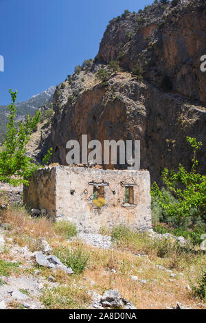 Agia Roumeli, Parc national de Samaria, Chania, Crète, Grèce. Maison en ruines dans la vieille Agia Roumeli, Samaria gorge. Banque D'Images
