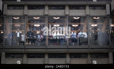 Les travailleurs de la ville lors d'une cérémonie du Jour du Souvenir à Lloyd's de Londres dans la ville de Londres pour marquer le Jour de l'Armistice, l'anniversaire de la fin de la Première Guerre mondiale. Banque D'Images