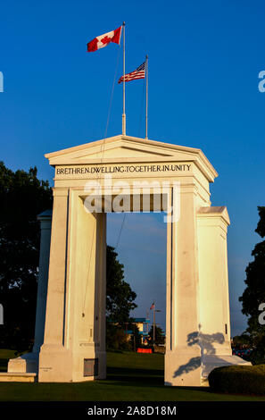 À l'arche de la paix Peace Arch passage frontalier à la frontière USA/Canada entre l'État de Washington et de la Colombie-Britannique à Blaine (US) et Douglas (C.-B.) Banque D'Images