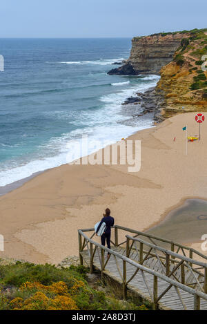 Ribeira d'Ilhas Beach, le Portugal - un surfeur vérifie sur le surf Banque D'Images