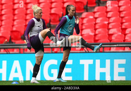 L'Angleterre lumineux Millie (à gauche) et Jill Scott au cours de la séance de formation au stade de Wembley, Londres. Banque D'Images