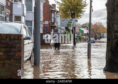 Worksop, Royaume-Uni. 8 novembre 2019. Inondations en Worksop, Royaume-Uni, suite à de fortes pluies qui ont causé la rivière à Ryton burst c'est les banques. Credit : Andy Gallagher/Alamy Live News Banque D'Images