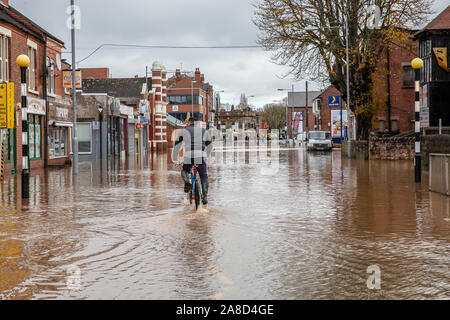 Worksop, Royaume-Uni. 8 novembre 2019. Inondations en Worksop, Royaume-Uni, suite à de fortes pluies qui ont causé la rivière à Ryton burst c'est les banques. Credit : Andy Gallagher/Alamy Live News Banque D'Images