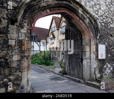 Vue de la barrière de l'avant, l'entrée principale de la cathédrale de Winchester, proximité avec les pèlerins et cour Cheyney visible à travers la voûte Hall Banque D'Images