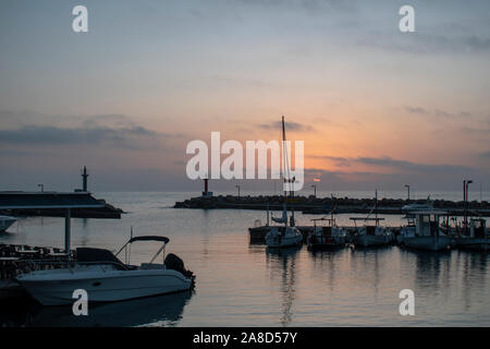 Lever du soleil sur le port de plaisance de Cala Bona à Majorque, paisible et calme pour commencer la journée. Banque D'Images