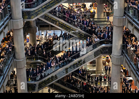 Les travailleurs de la ville lors d'une cérémonie du Jour du Souvenir à Lloyd's de Londres dans la ville de Londres pour marquer le Jour de l'Armistice, l'anniversaire de la fin de la Première Guerre mondiale. Banque D'Images